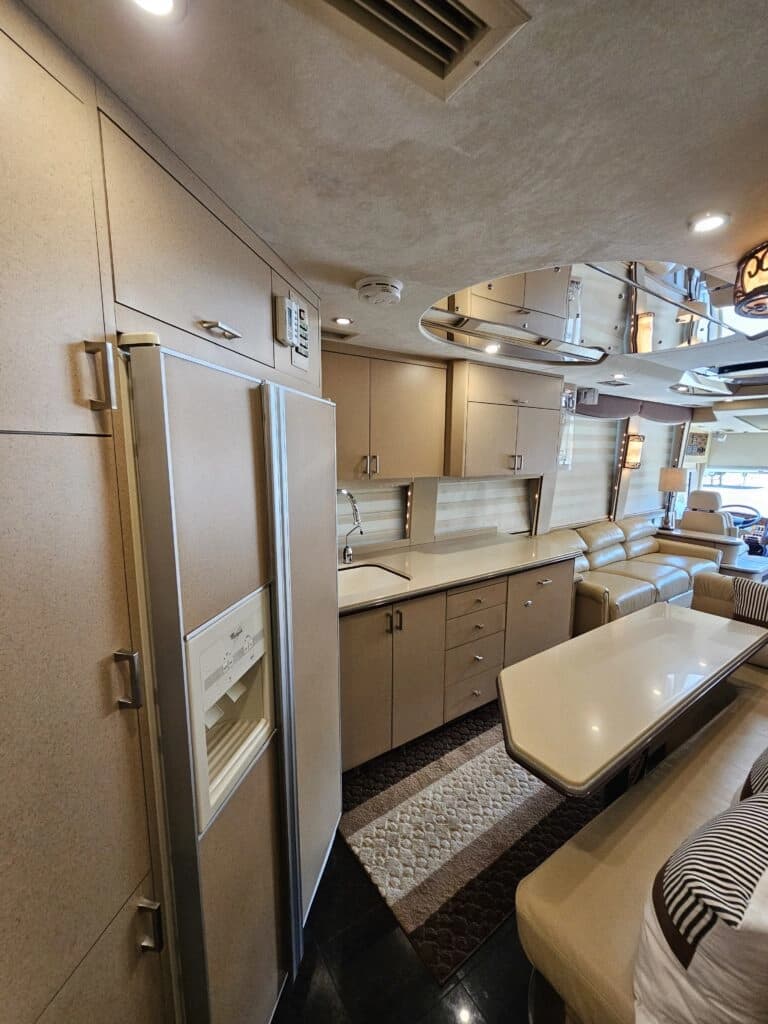 2000 Prevost XLII Motor Home - Image 10