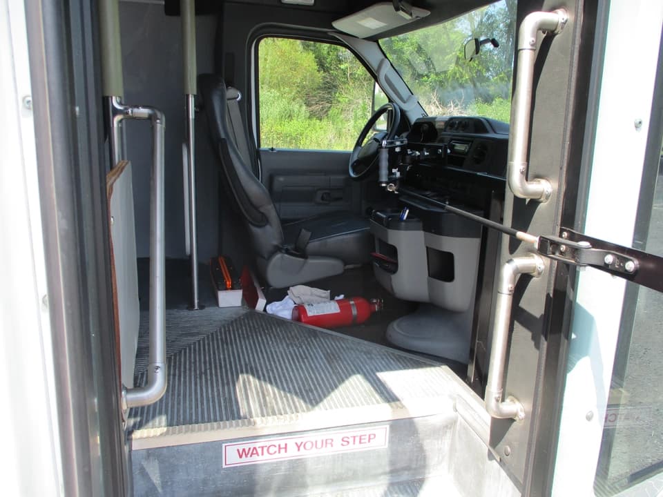 2010 Ford StarCraft Trans Shuttle Bus - Image 10