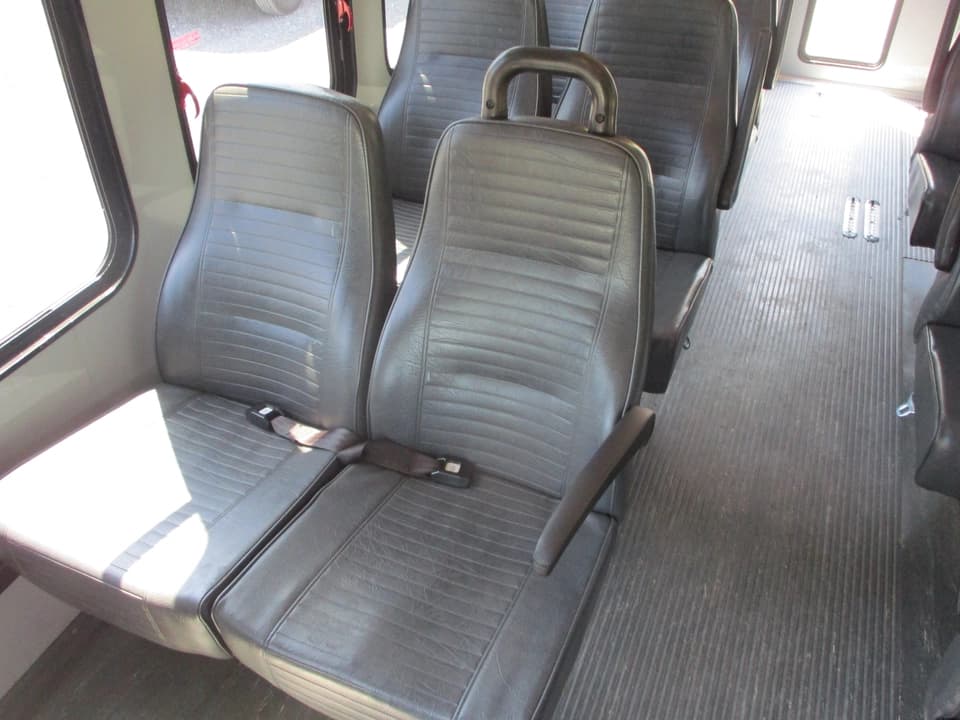 2010 Ford StarCraft Trans Shuttle Bus - Image 12