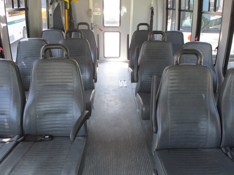 2010 Ford StarCraft Trans Shuttle Bus - Image 13