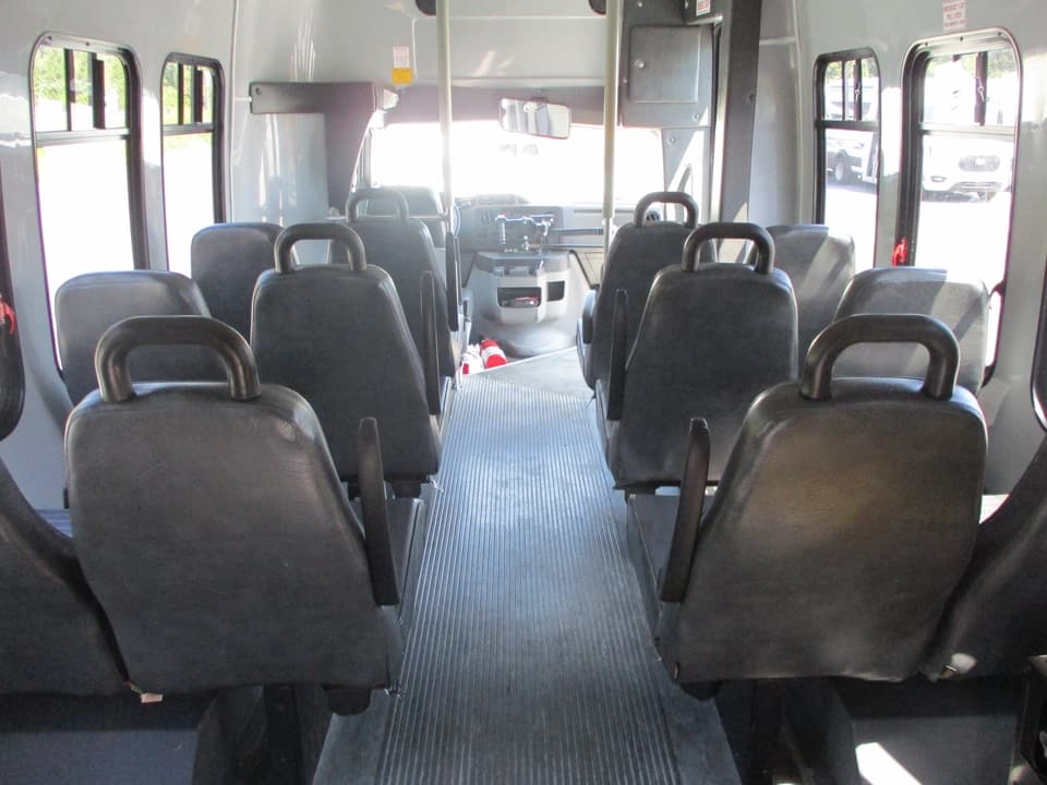 2010 Ford StarCraft Trans Shuttle Bus - Image 14