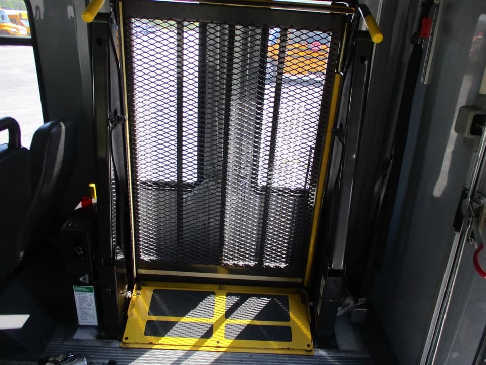 2010 Ford StarCraft Trans Shuttle Bus - Image 16