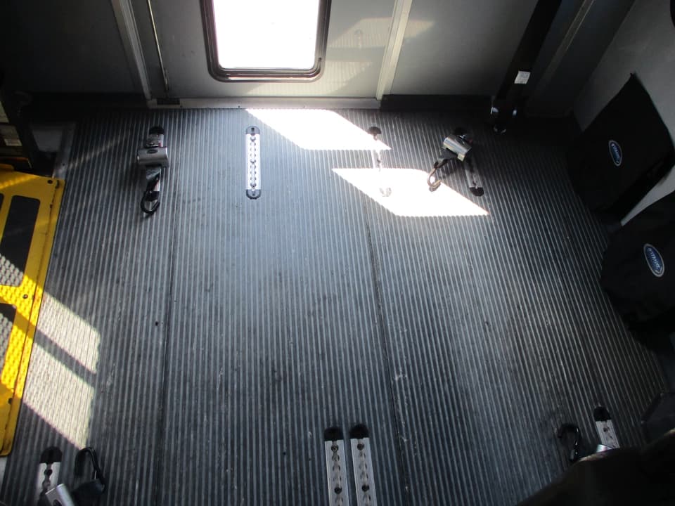 2010 Ford StarCraft Trans Shuttle Bus - Image 17