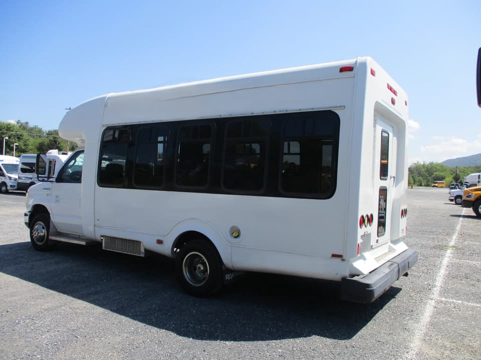 2010 Ford StarCraft Trans Shuttle Bus - Image 4