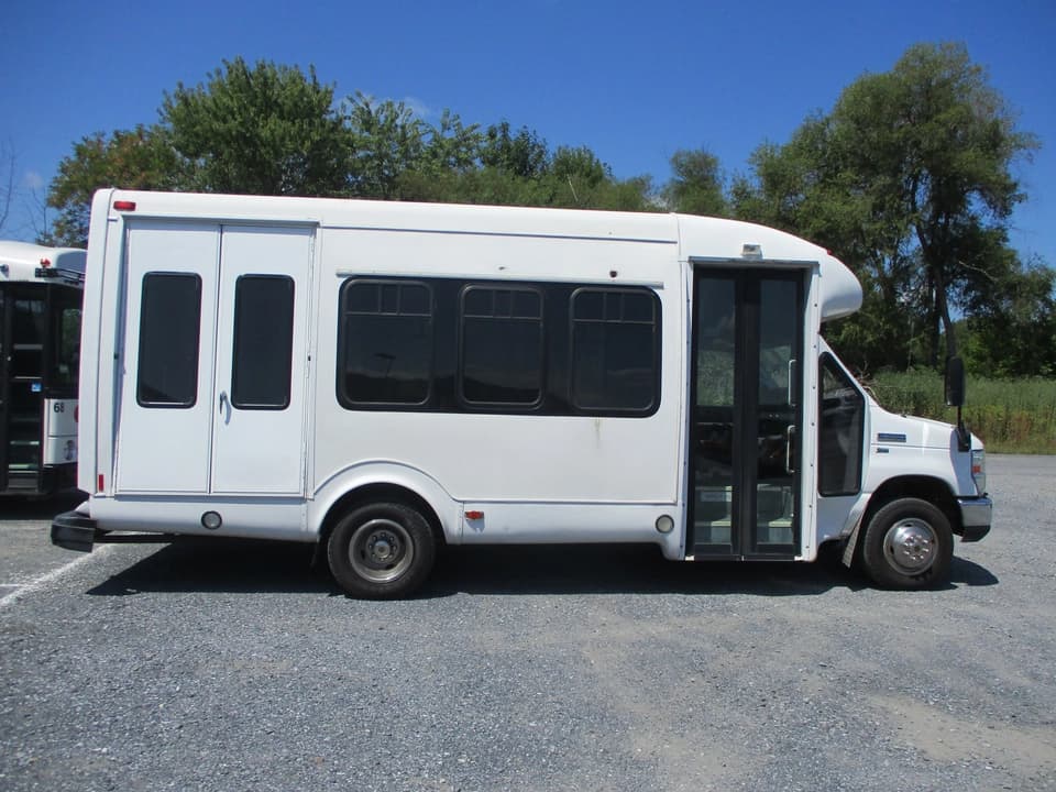 2010 Ford StarCraft Trans Shuttle Bus - Image 5