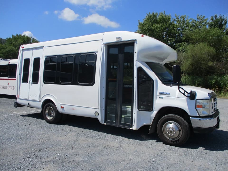 2010 Ford StarCraft Trans Shuttle Bus - Image 6