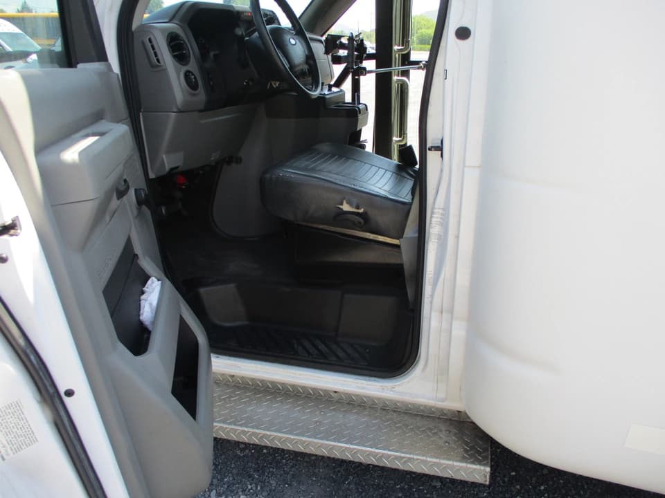 2010 Ford StarCraft Trans Shuttle Bus - Image 7
