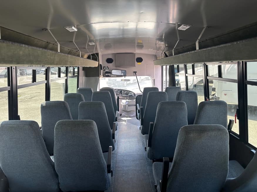 2001 Ford E450 Girardin Shuttle Bus - Image 3
