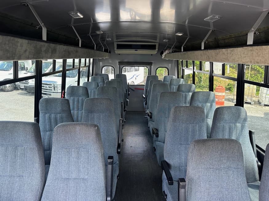 2001 Ford E450 Girardin Shuttle Bus - Image 4