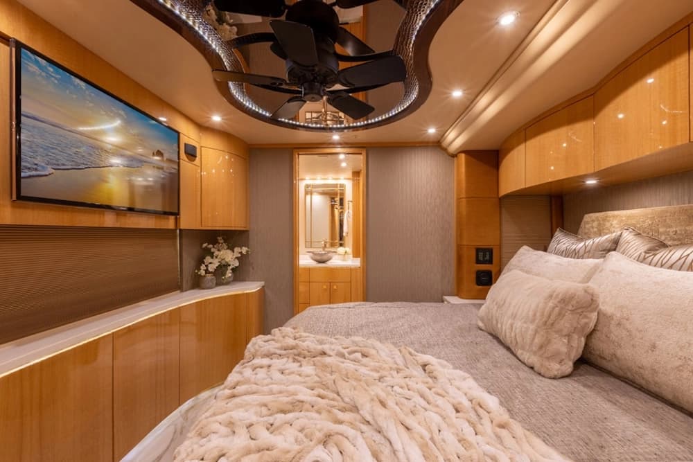 2015 Prevost Millennium H3-45 Motorhome - Image 10