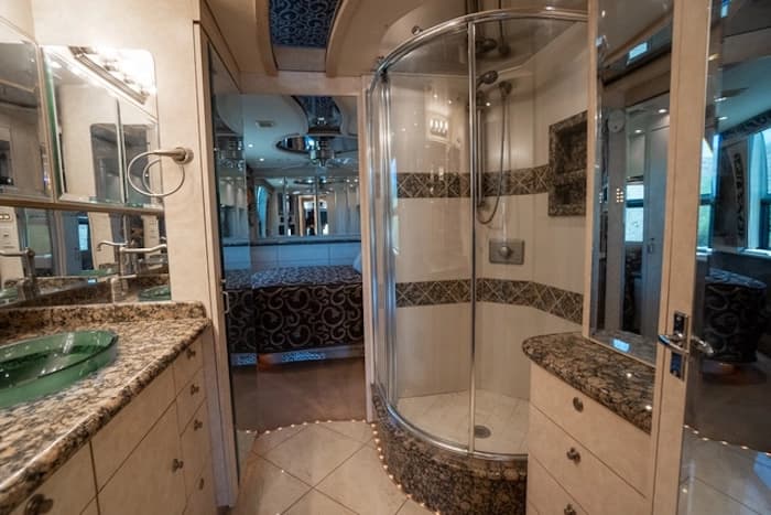 2002 Prevost Vision XLII Motorhome - Image 11