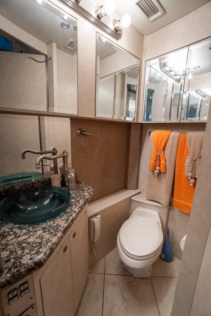 2002 Prevost Vision XLII Motorhome - Image 14