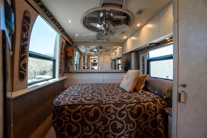 2002 Prevost Vision XLII Motorhome - Image 16