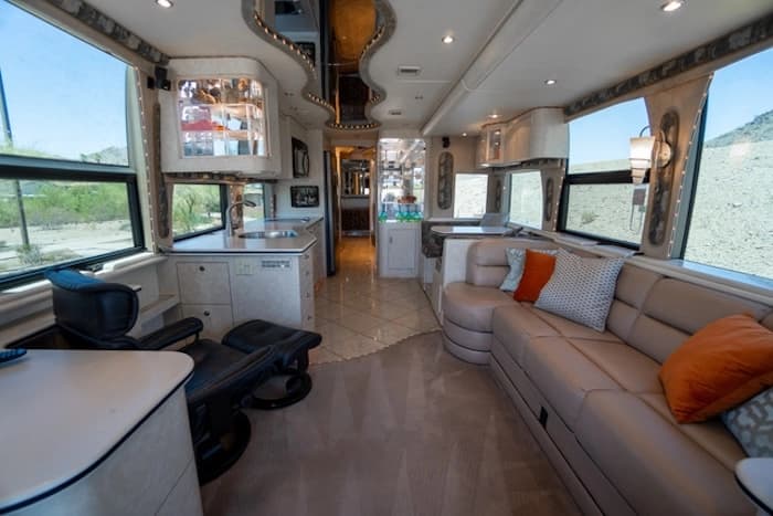 2002 Prevost Vision XLII Motorhome - Image 3
