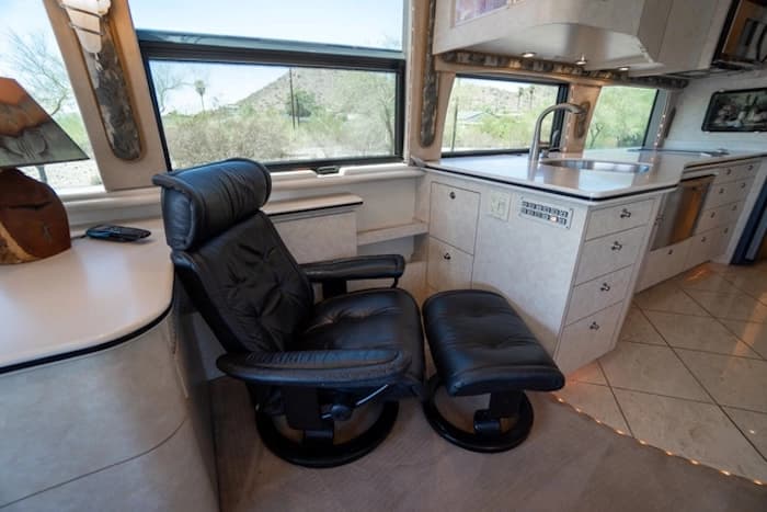 2002 Prevost Vision XLII Motorhome - Image 5