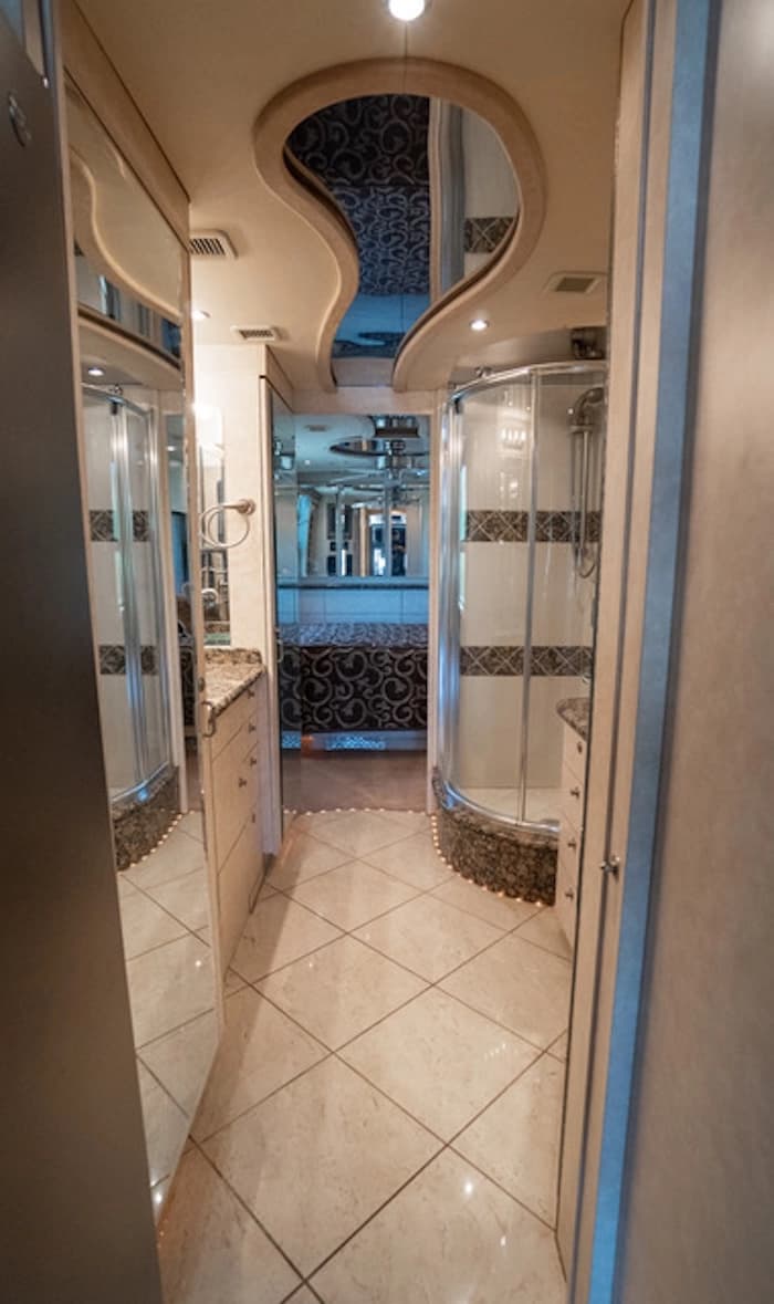 2002 Prevost Vision XLII Motorhome - Image 10
