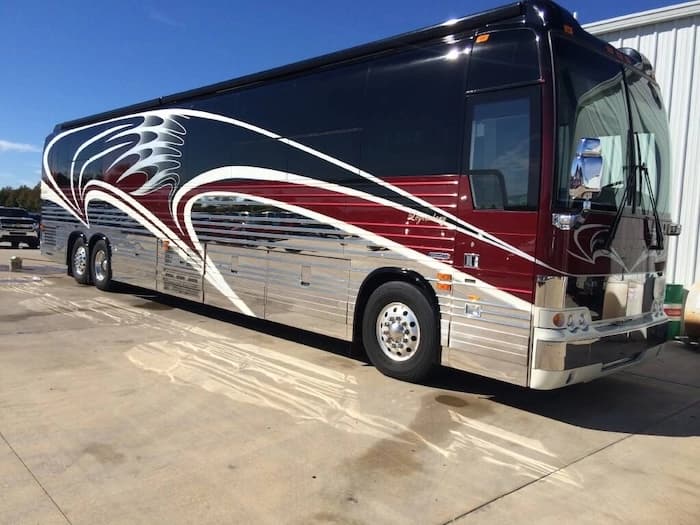 2006 Prevost Legendary XLII Motorhome - Image 1