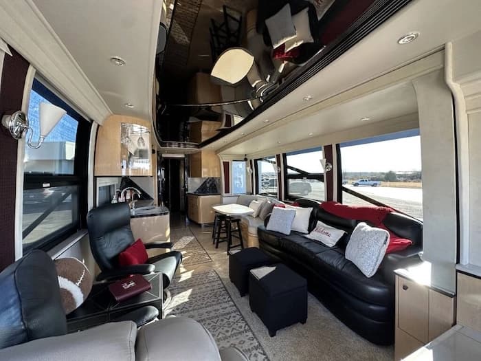 2006 Prevost Legendary XLII Motorhome - Image 13