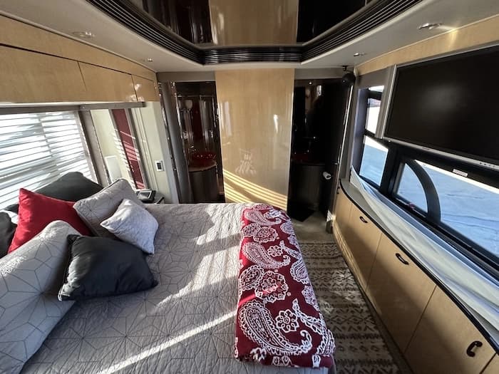 2006 Prevost Legendary XLII Motorhome - Image 16