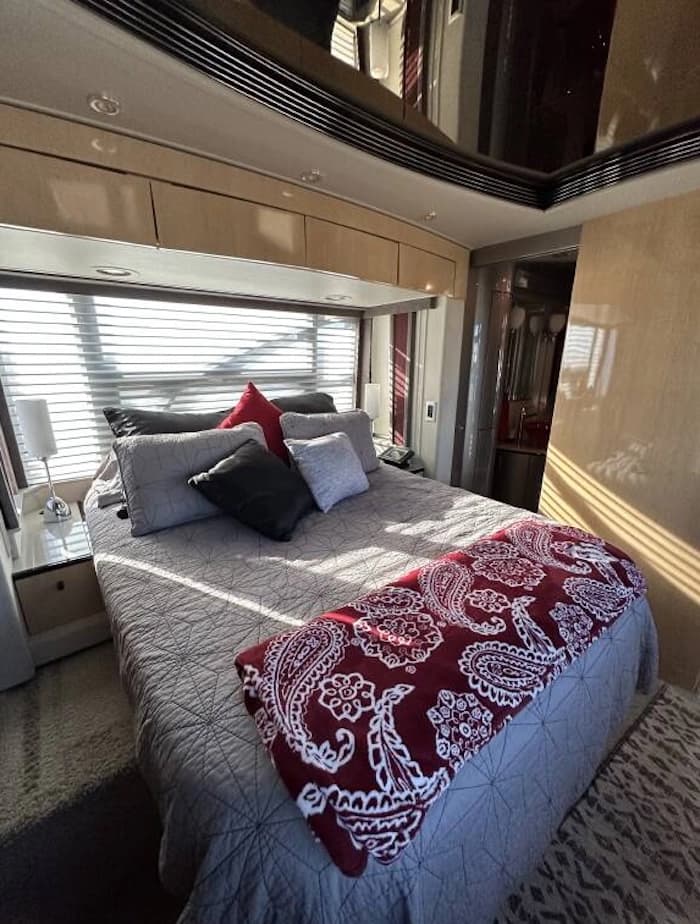 2006 Prevost Legendary XLII Motorhome - Image 17