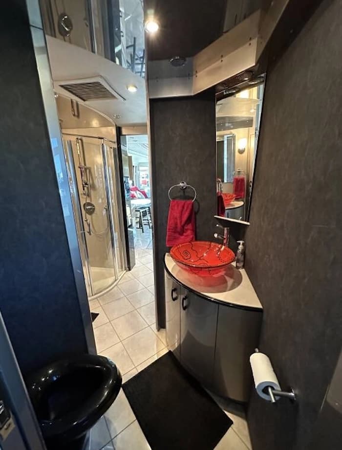 2006 Prevost Legendary XLII Motorhome - Image 19