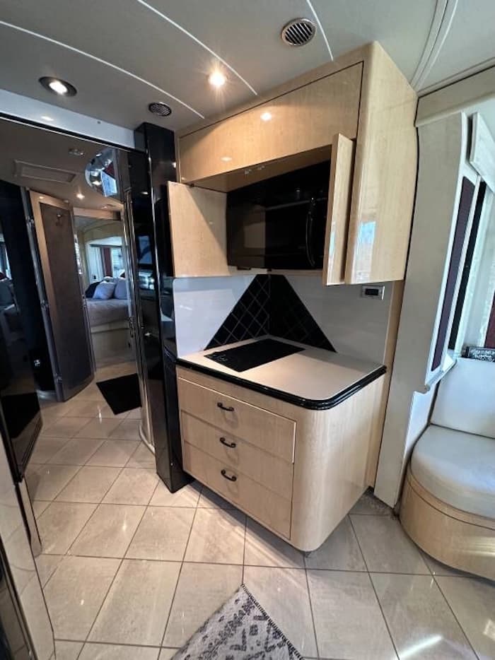 2006 Prevost Legendary XLII Motorhome - Image 20