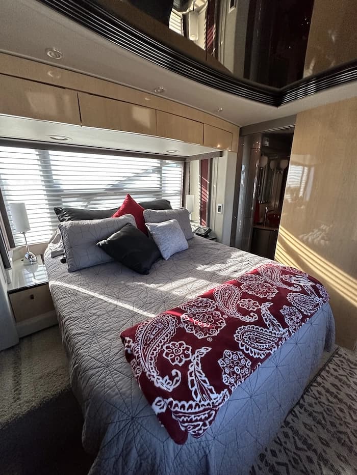 2006 Prevost Legendary XLII Motorhome - Image 21