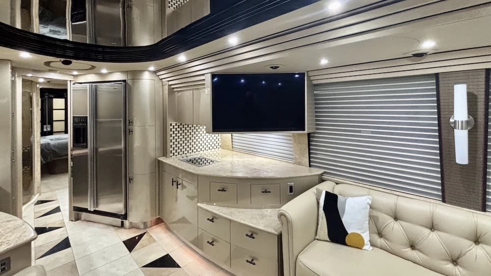 2007 Prevost Country Coach XLII Motorhome - Image 2
