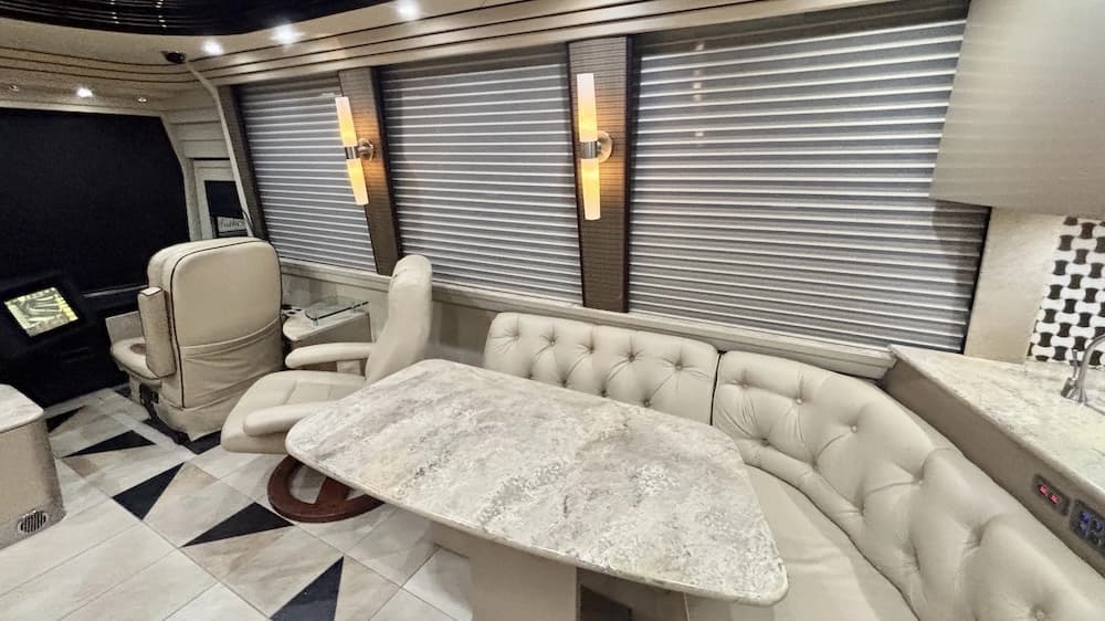 2007 Prevost Country Coach XLII Motorhome - Image 11