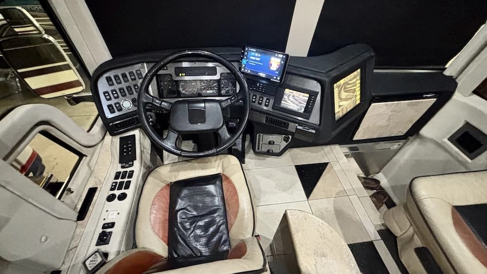 2007 Prevost Country Coach XLII Motorhome - Image 12