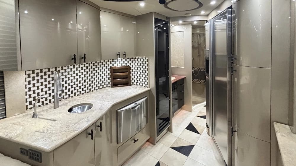 2007 Prevost Country Coach XLII Motorhome - Image 3