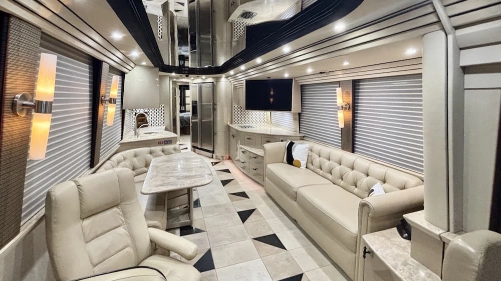 2007 Prevost Country Coach XLII Motorhome - Image 4