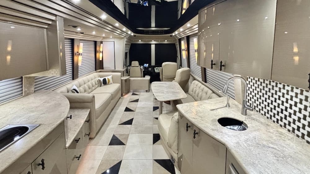 2007 Prevost Country Coach XLII Motorhome - Image 5