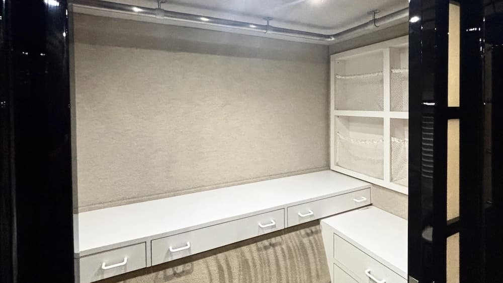 2007 Prevost Country Coach XLII Motorhome - Image 7