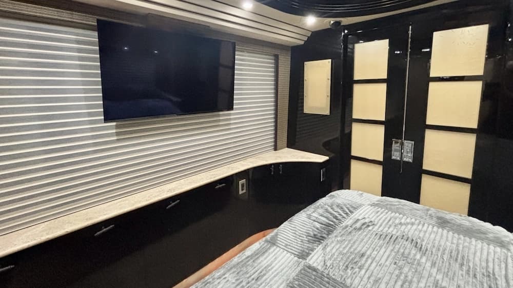 2007 Prevost Country Coach XLII Motorhome - Image 8