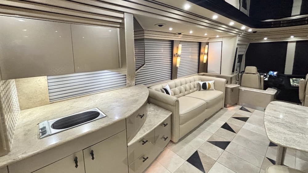 2007 Prevost Country Coach XLII Motorhome - Image 10
