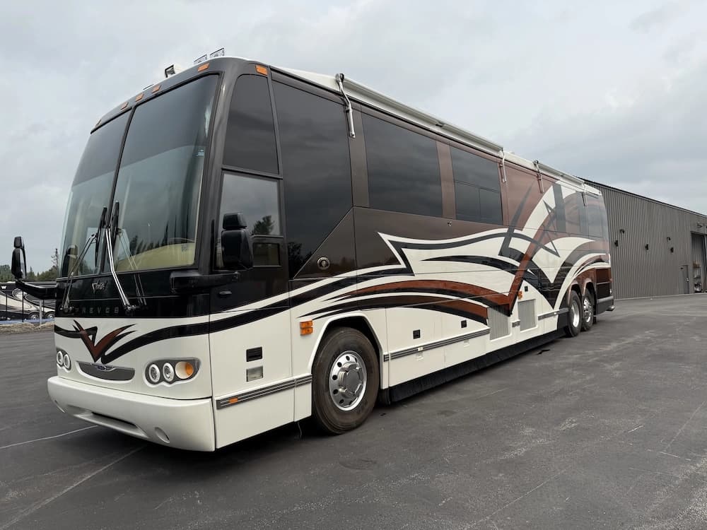2005 Prevost Featherlite H3-45 Motorhome - Image 2