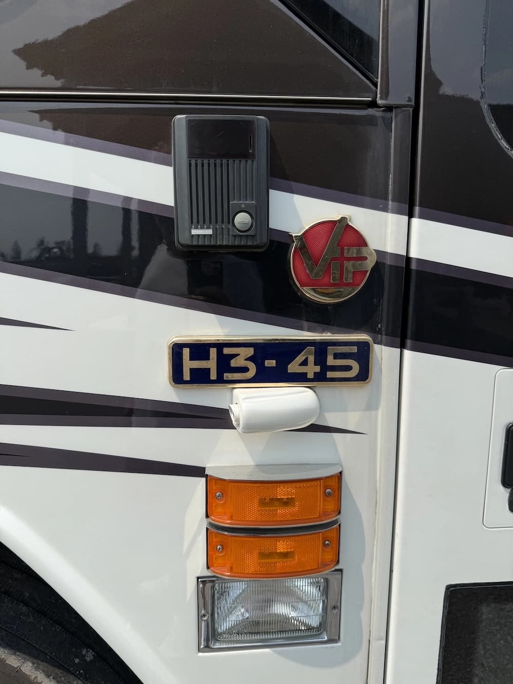 2005 Prevost Featherlite H3-45 Motorhome - Image 11
