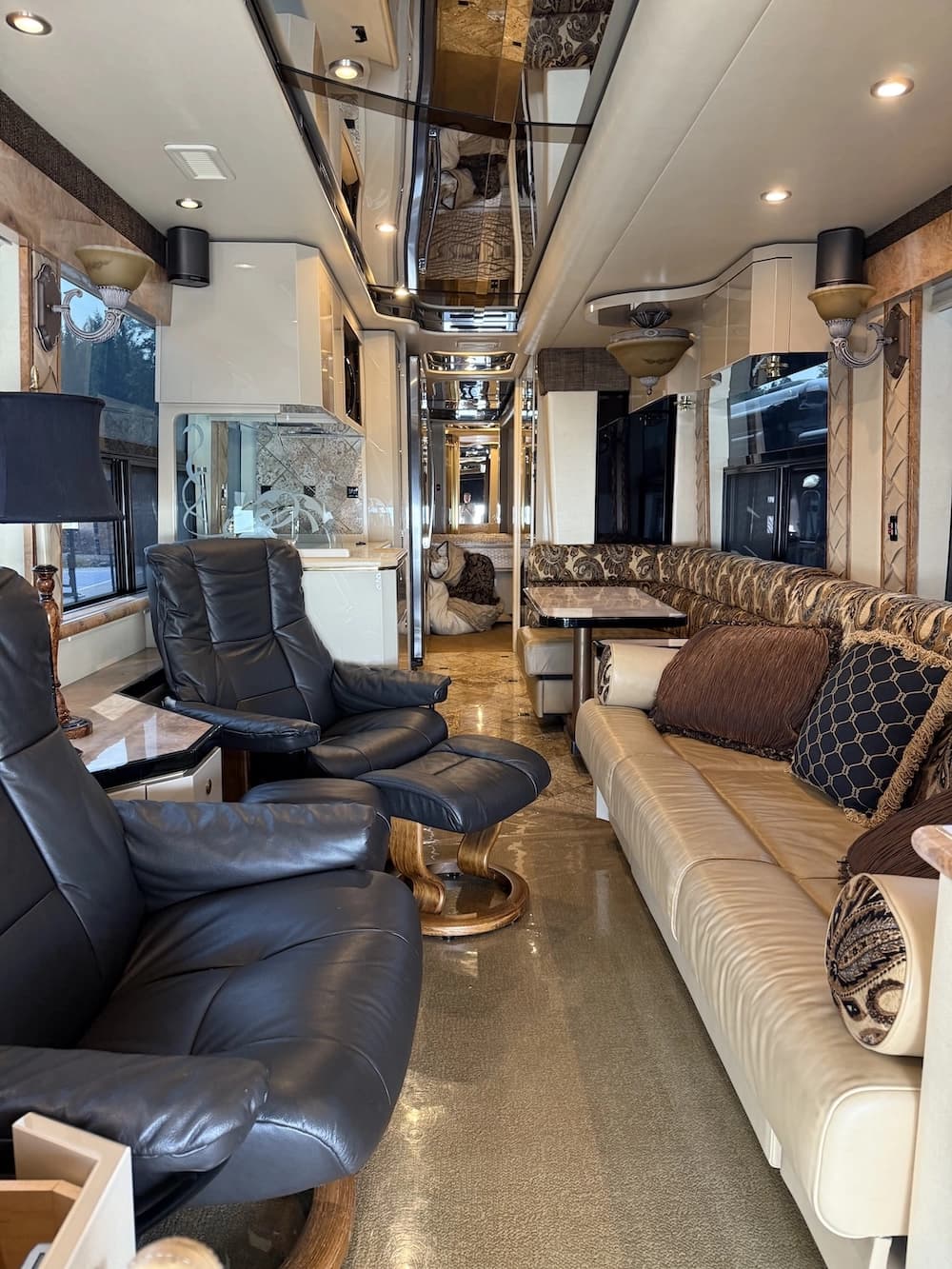 2005 Prevost Featherlite H3-45 Motorhome - Image 13