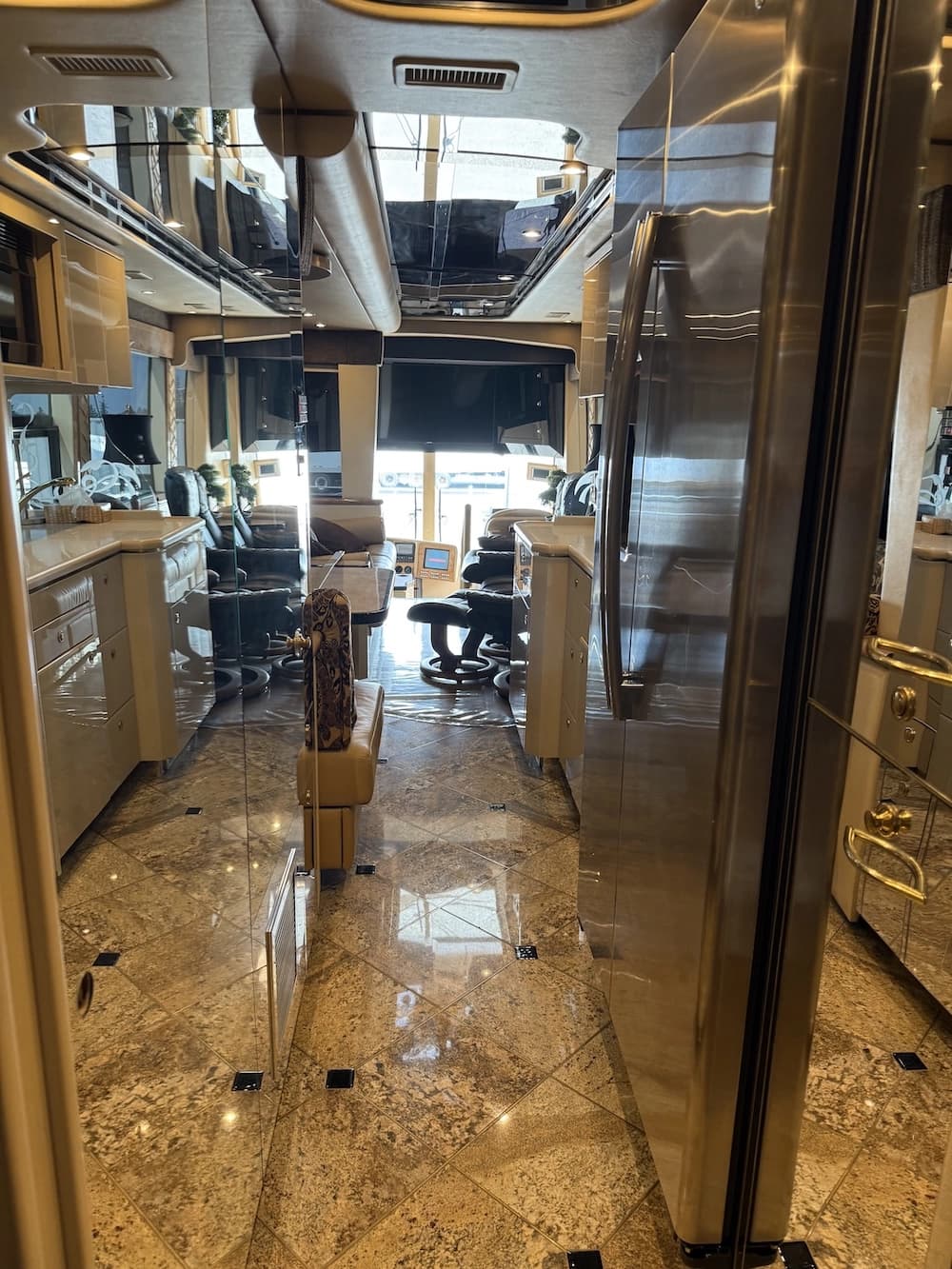 2005 Prevost Featherlite H3-45 Motorhome - Image 14