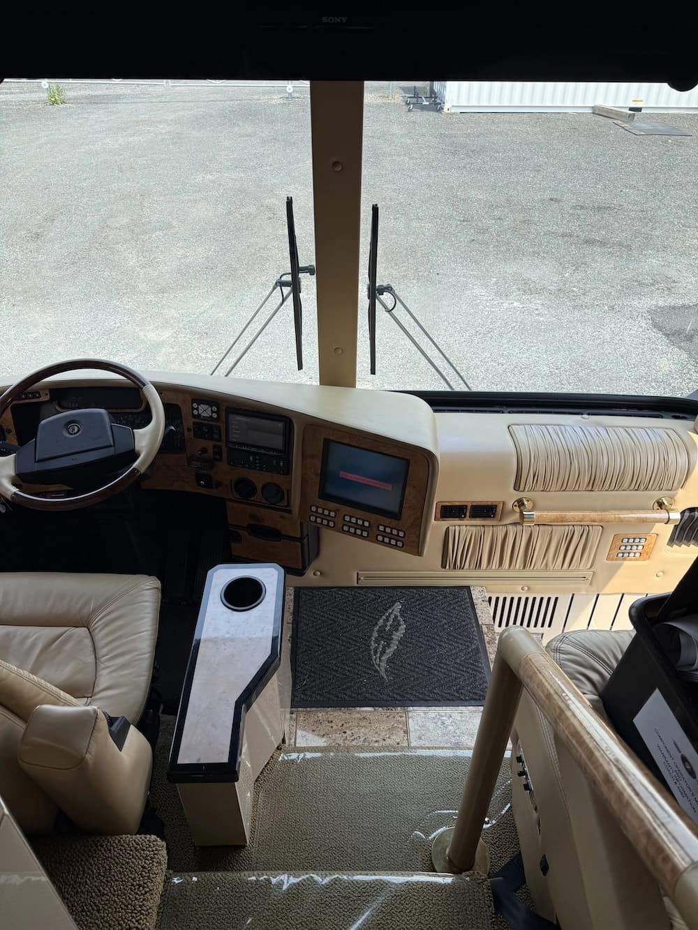 2005 Prevost Featherlite H3-45 Motorhome - Image 15