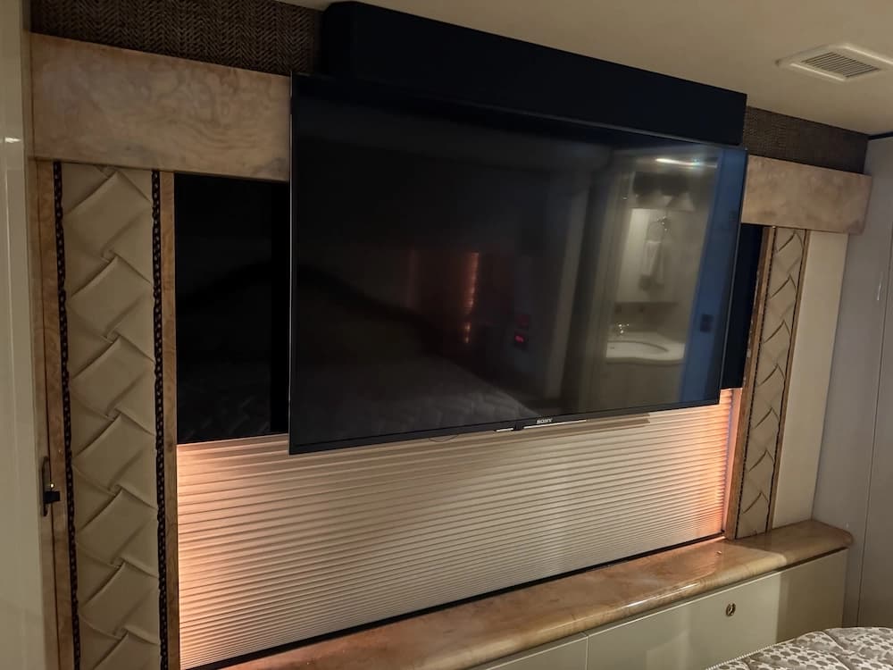 2005 Prevost Featherlite H3-45 Motorhome - Image 16