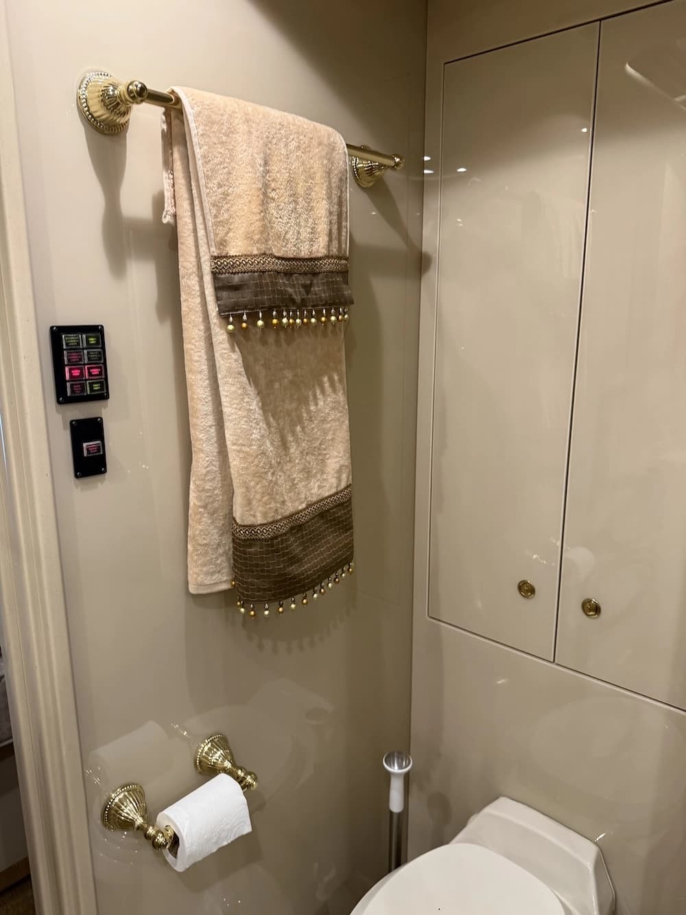 2005 Prevost Featherlite H3-45 Motorhome - Image 17