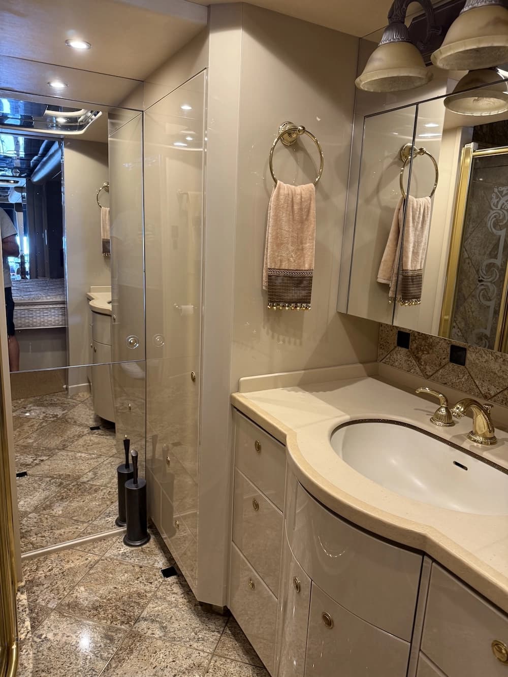 2005 Prevost Featherlite H3-45 Motorhome - Image 19