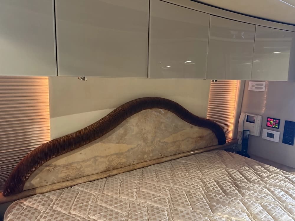 2005 Prevost Featherlite H3-45 Motorhome - Image 20