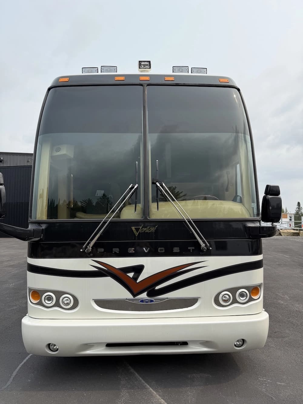 2005 Prevost Featherlite H3-45 Motorhome - Image 3