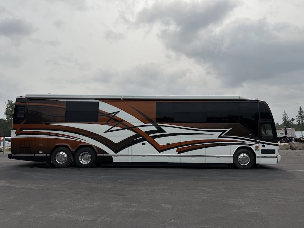 2005 Prevost Featherlite H3-45 Motorhome - Image 4