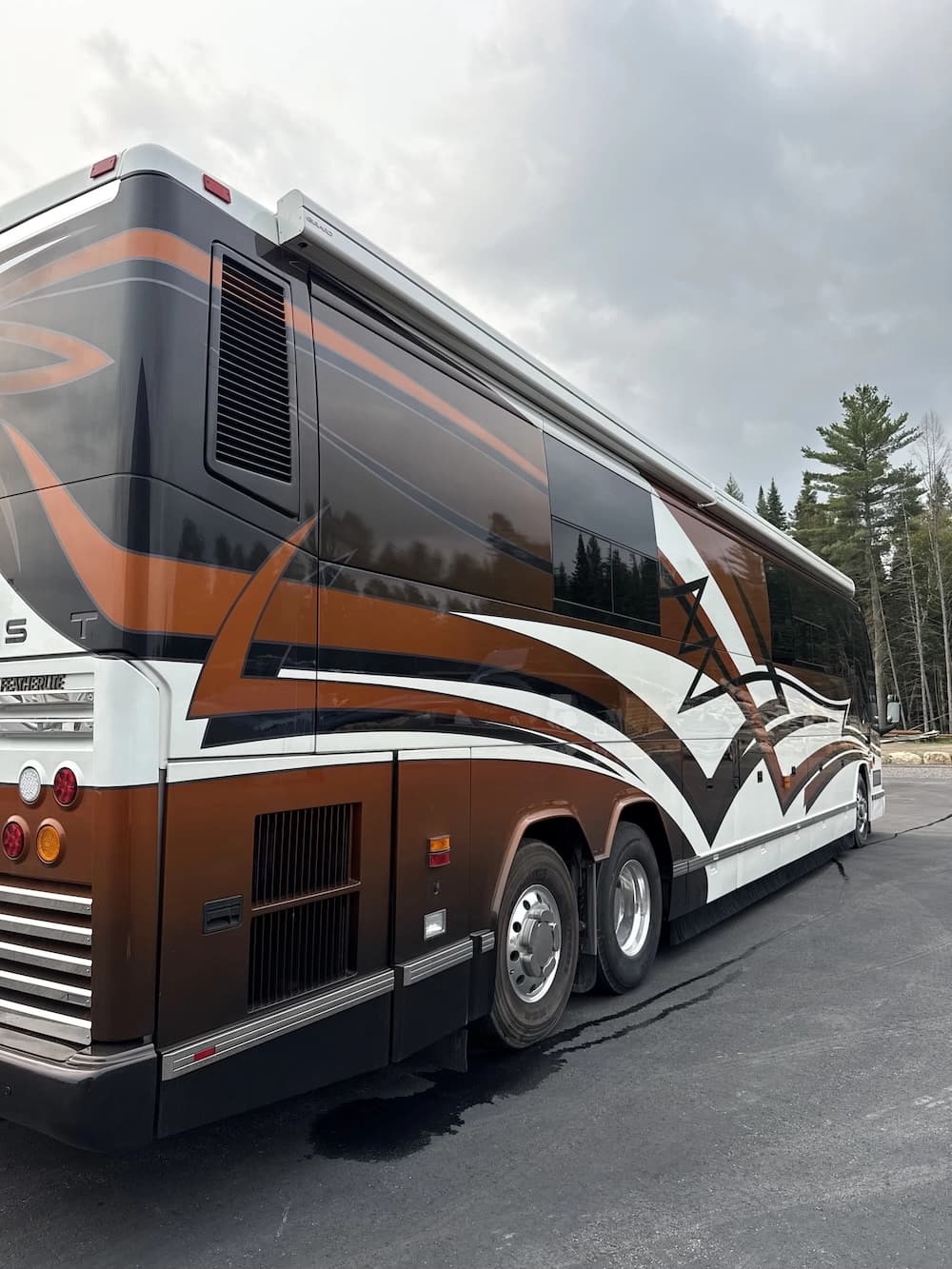 2005 Prevost Featherlite H3-45 Motorhome - Image 5