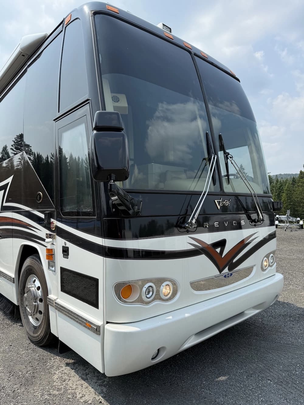 2005 Prevost Featherlite H3-45 Motorhome - Image 8
