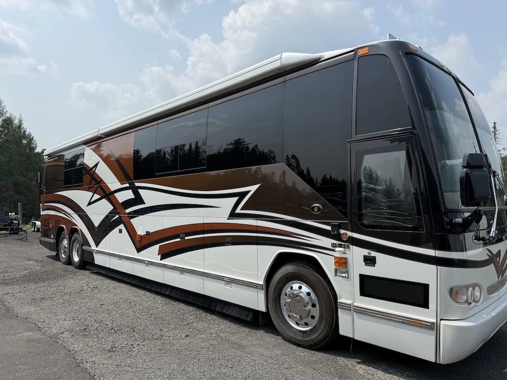 2005 Prevost Featherlite H3-45 Motorhome - Image 9